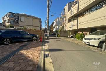 敷地北側の前面道路（東側から）