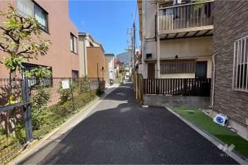 敷地南東側の前面道路（南西側から）
