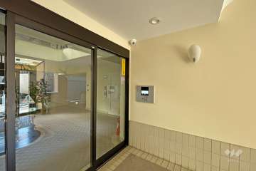 エントランスはオートロック付きです。