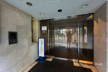 エントランスはオートロック付きです。