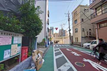 敷地南側の前面道路（西側から）