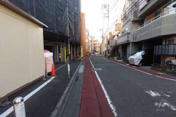 敷地北西側の前面道路（北東側から）