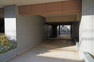 駐車場の出入り口（屋内平面駐車場）