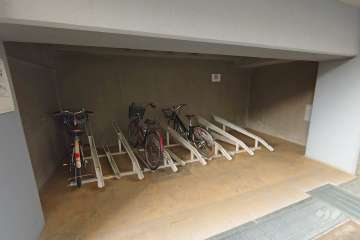屋内に設けられた駐輪場