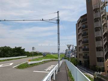 敷地の北側には藻川が流れています。