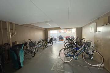 屋内に設けられた駐輪場