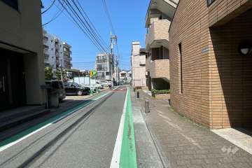 敷地西側の前面道路（南側から）