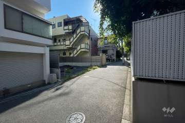 敷地東側の前面道路（南側から）