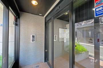 エントランスはオートロック付きです。