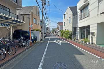 第二京浜から1本西に入った敷地東側道路は、落ち着いた住宅街の趣きです。