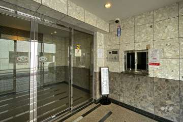 エントランスはオートロック付きです。