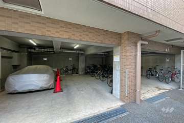 敷地内駐車場（屋内平面式）と駐輪場