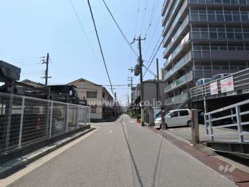 敷地東側の前面道路。（北側から）