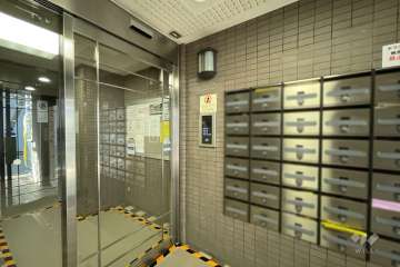 エントランスはオートロック付きです。　