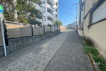 敷地南側の前面道路（西側から）