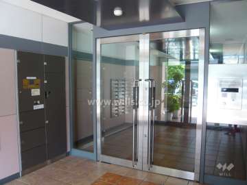 エントランスにはオートロックと宅配ボックスが設置されています。