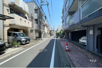 敷地の西側前面道路（南側から）