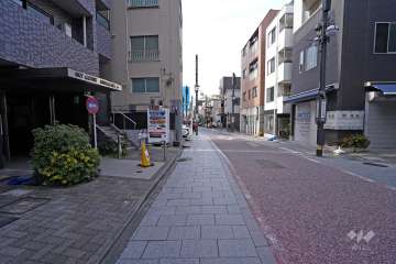 敷地北東側の前面道路（北西側から）