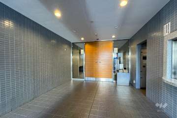 エントランスはオートロック付きです。　