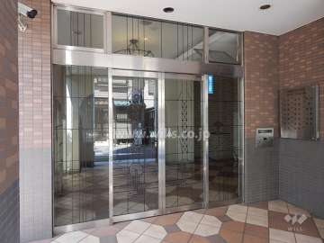 エントランスはオートロック付きです。