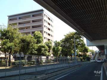 敷地の南側には緑地を挟んで、国道43号線、阪神高速3号神戸線が走っています。