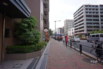 敷地北東側は山手通りに面しています。