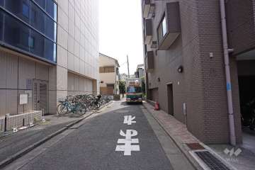 敷地南東側の前面道路（北東側から）