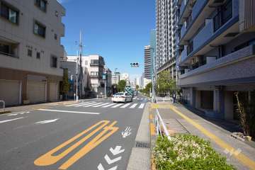 敷地西側の前面道路（南側から）