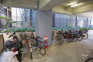 屋内に設けられた駐輪場