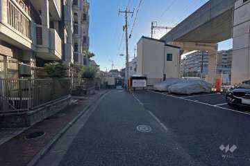 敷地西側の前面道路（北側から）