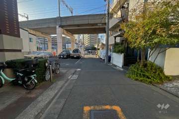 敷地北側の前面道路（東側から）