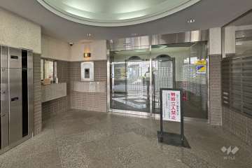 エントランスはオートロック付きです。