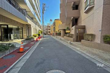 敷地北東側の前面道路（北西側から）