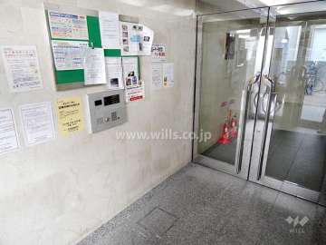 エントランスはオートロック付き