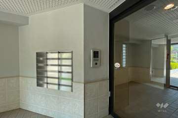 エントランスはオートロック付きです。