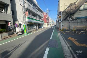 敷地南側の前面道路（西側から）