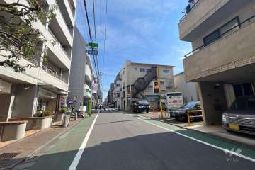 敷地南側の前面道路（西側から）