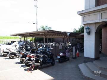 エントランス横にある駐輪場とバイク置き場
