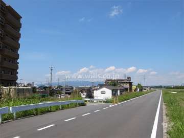 敷地の北東側には藻川が流れ、河川敷はジョギングやお散歩コースに最適です。