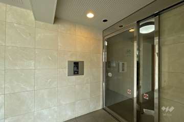 エントランスはオートロック付きです。