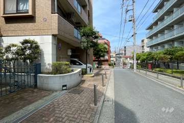 敷地北東側の前面道路（南東側から）