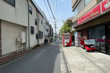 敷地の南東側前面道路（北東側から）