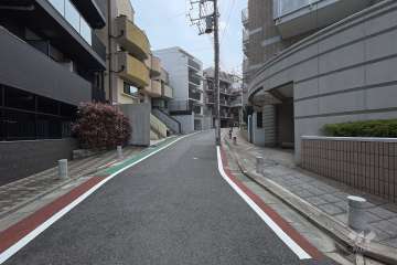 敷地東側の前面道路（北側から）