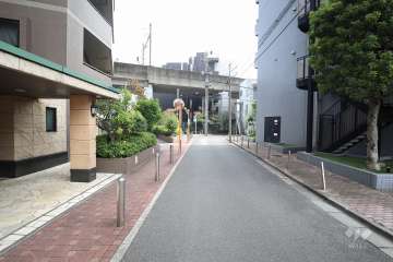 敷地南西側の全面前面道路(北西側から)