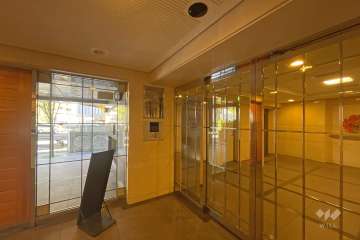 エントランスはオートロック付きです。