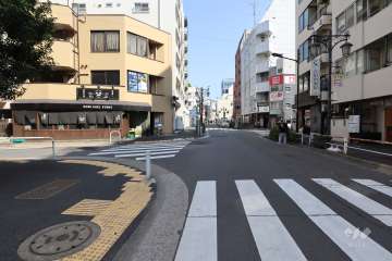 敷地南側の前面道路（西側から）