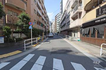 敷地東側の前面道路（南側から）