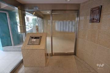 エントランスはオートロック付きです。