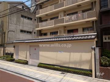 塀が南側に広がる寺町に配慮された意匠になっています。
