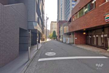 敷地西側の前面道路（北側から）